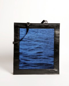 grand cabas en cuir de veau et jacquard de soie bleu cobalt et coton noir motif eau d'Halong