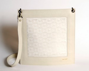 Enveloppe de cuir de buffle beige pâle et jacquard de coton crème motif toile logo Zyx