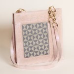 cabas de cuir de veau rose nacré et jacquard bleu et blanc