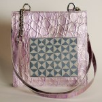 cabas moyen de cuir de vache façon croco mauve et jacquard bleu et blanc