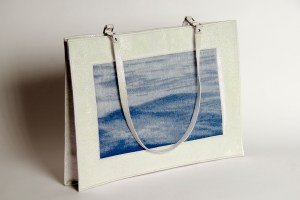 très grand cabas de veau blanc nacré vert et jacquard de mérinos azur et coton blanc motif vague des Escoumins