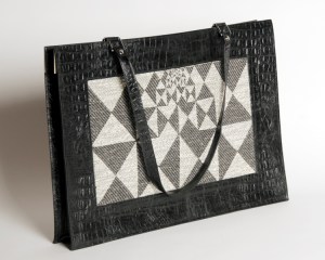 très grand cabas de cuir de vache façon croco noir et jacquard deux tons de gris