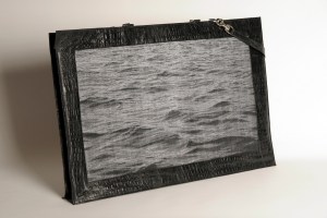 Grand portfolio réflectif en cuir de vache façon croco et jacquard de fil réflectif et coton noir, motif eau d'Halong