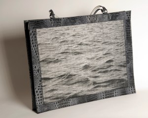 Grand portfolio réflectif en cuir de vache façon croco et jacquard de fil réflectif et coton noir, motif eau d'Halong