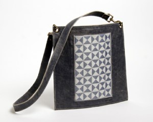 Sac enveloppe en cuir bleu vintag et tissage jacquard motif logo zyx, en fil de nylon bleu et coton crème