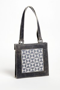 petit cabas en cuir et tissage jacquard bleu et banc