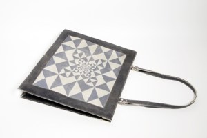 Grand caba portfolio en cuir beu vintage et jacquard de fil de nylon bleu et coton blanc, motif Zyx/perspective